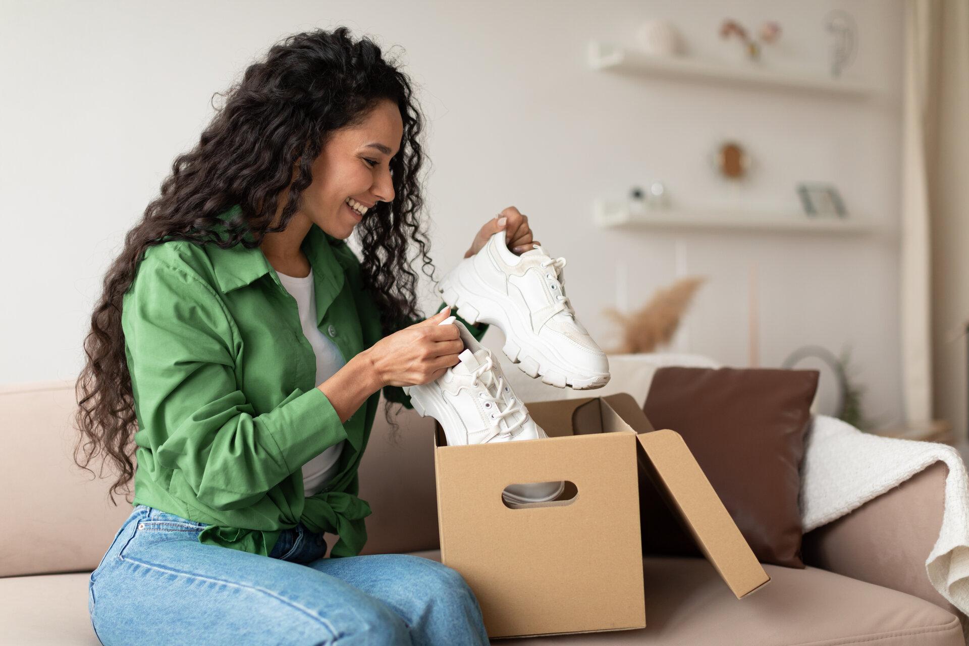 junge Frau hat sich sneaker bestellt