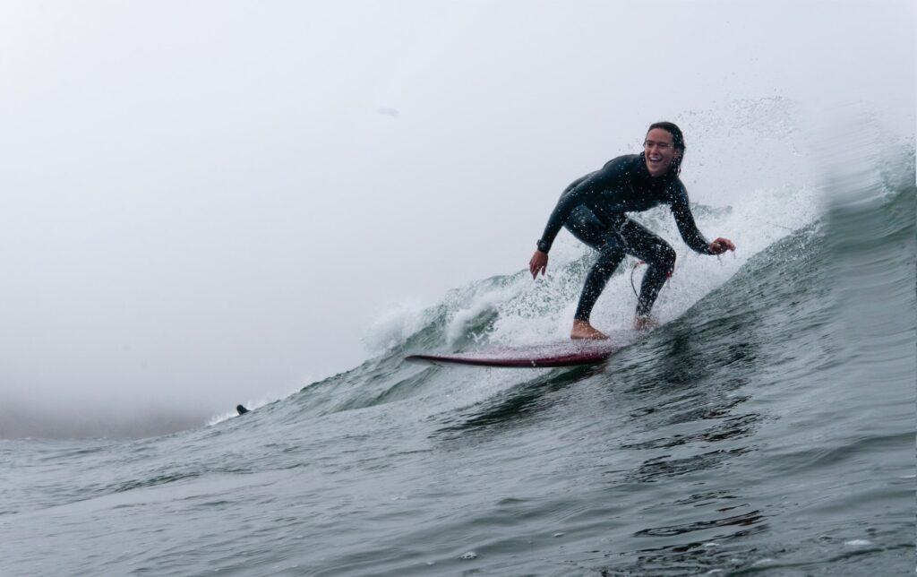 Surferin auf dem Meer