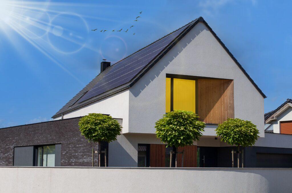 Sonnenkollektoren auf dem Dach. Schönes modernes Haus und Solarenergie. Die Sonnenstrahlen und das Licht im Fenster.
