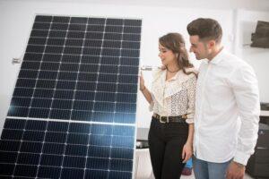 Ein Ehepaar in einem Betrieb entscheidet sich für den Kauf von Sonnenkollektoren für sein Haus