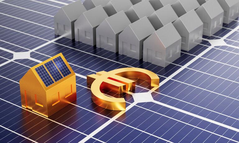 Goldenes Hausmodell mit Sonnenkollektoren auf dem Dach und dem Euro-Währungssymbol auf der Oberfläche der Sonnenkollektoren. Nachhaltiges Energiekonzept, Geld und Wohlstand sparen und die globale Erwärmung reduzieren.