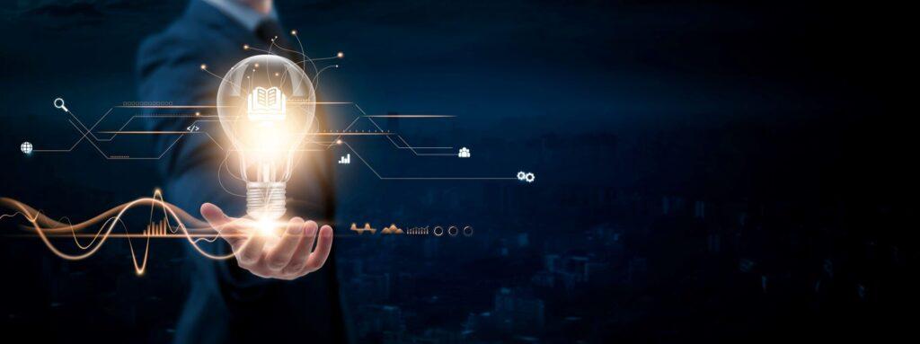 E-Learning: Geschäftsmann hält kreative Glühbirne mit digitalem Netzwerk und E-Learning-Symbol. Wissensaustausch, Qualifikationsentwicklung, Bildungsinnovation, auf blauem Stadthintergrund.