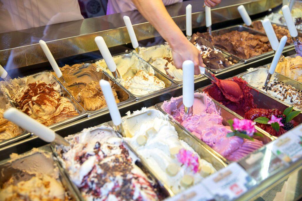 Verschiedene Eissorten in einer Eistheke