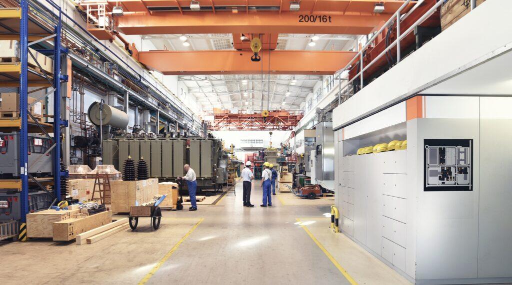 Produktionshalle mit Industrieanlagen | Schmelzofen