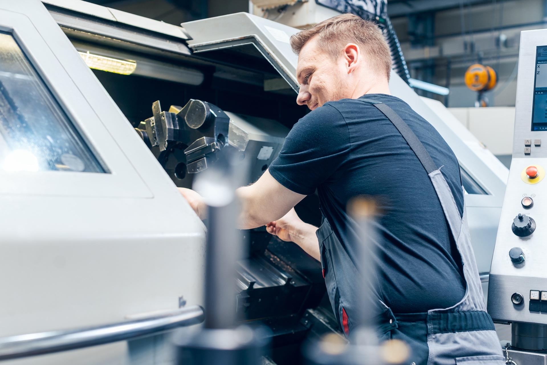Bedienung moderner Industrieanlage | Schmelzofen

