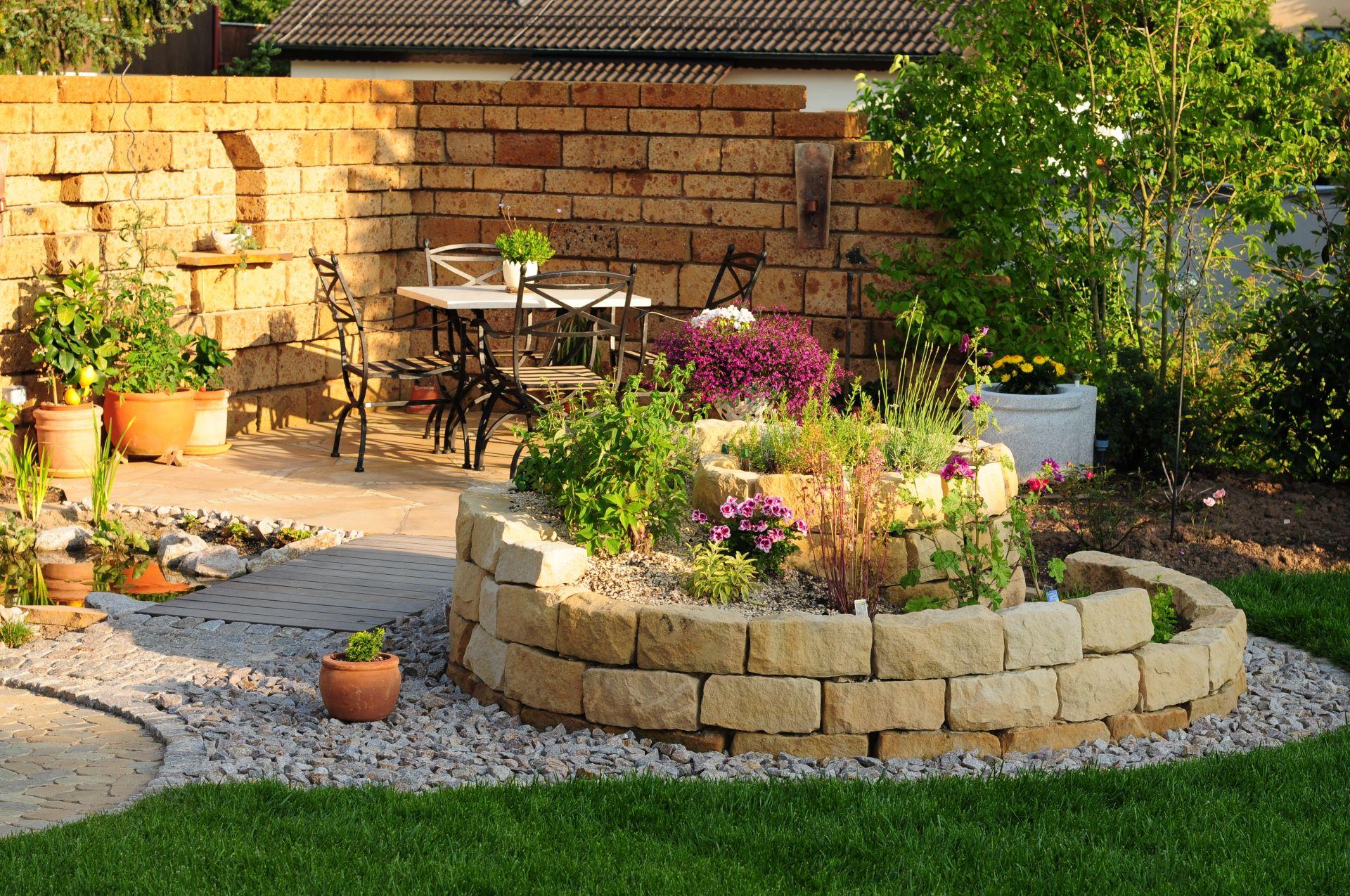Garten mit Terrasse aus Polygonal Platten