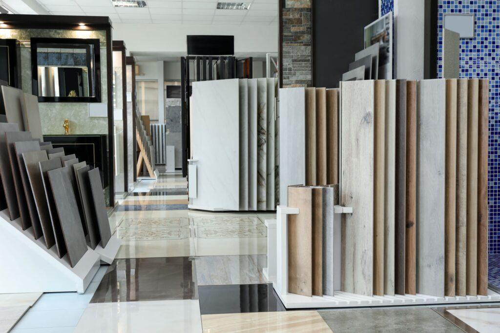 Verschiedene Bodenplatten in Ausstellung mit Polygonal Platten